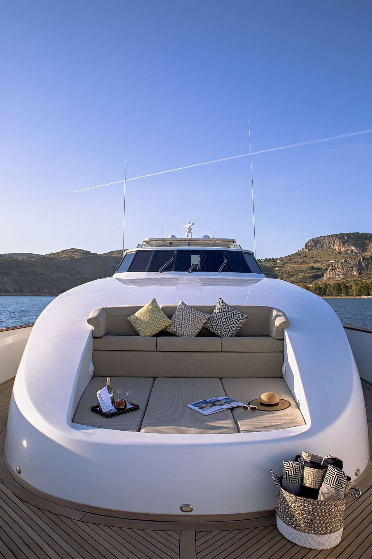 Yacht charters in Greece. Yacht charters in Greek islands with crew. Private yacht cruises in Greek islands