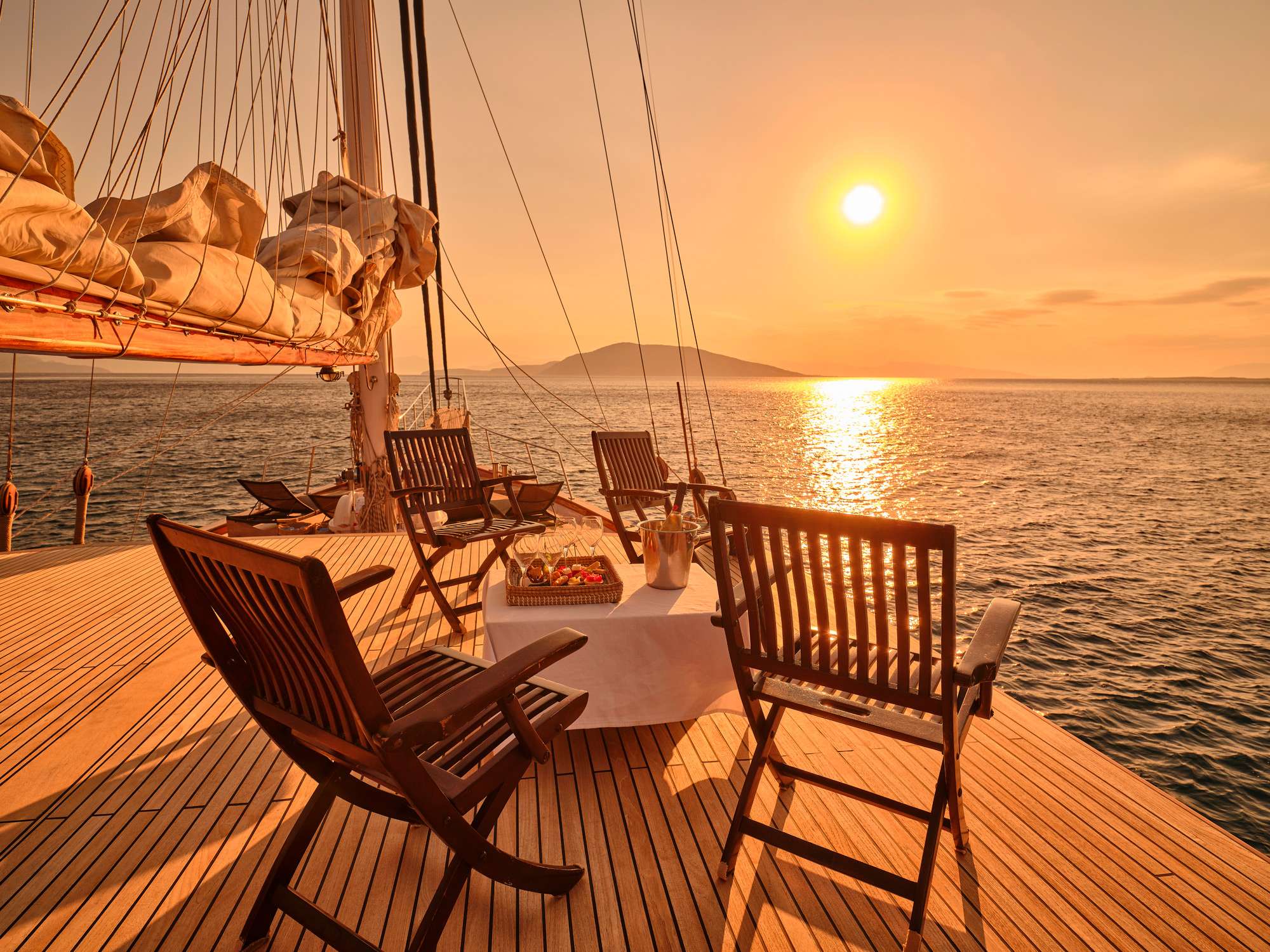 Yacht charters Greece. Luxury yacht Greek islands. Greek island charters.